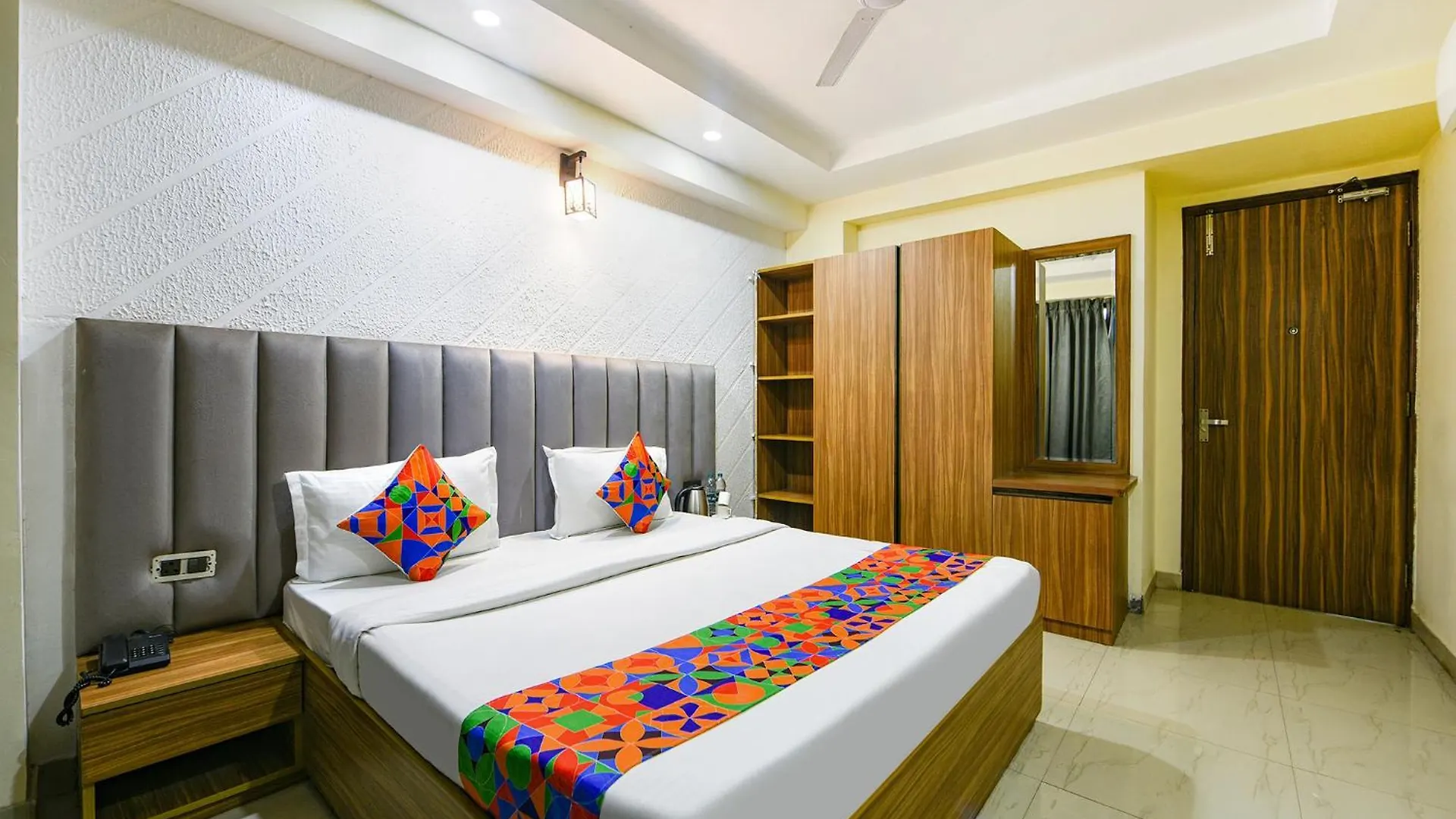 Fabhotel Dm 45 - Nr Millenium City Center Metro 구르가온 3*,  인도