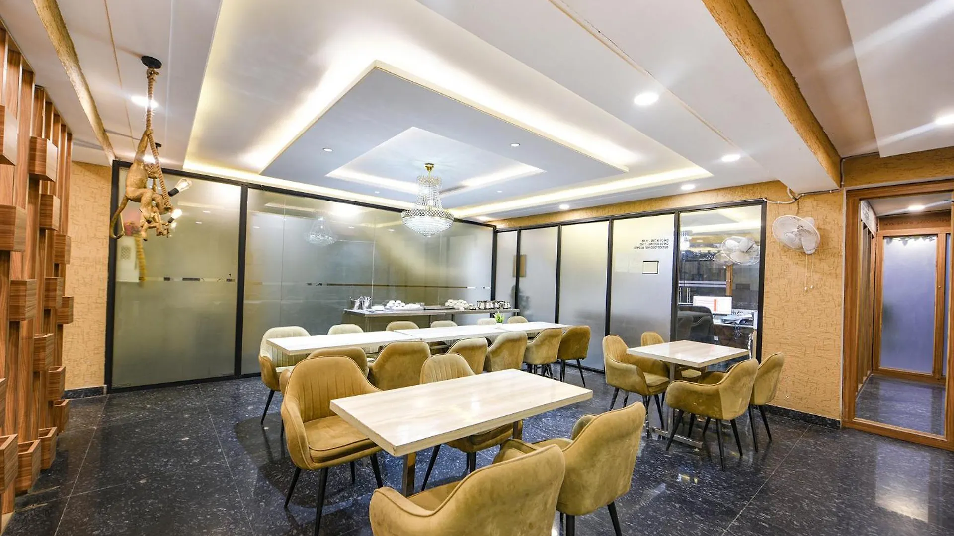 호텔 Fabhotel Dm 45 - Nr Millenium City Center Metro 구르가온